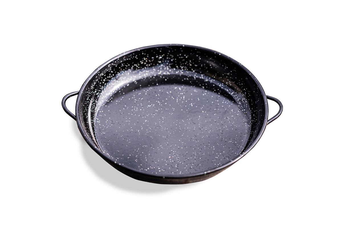 Big Green Egg Paella Pan with ergonomic handles and enamelled steel surface.